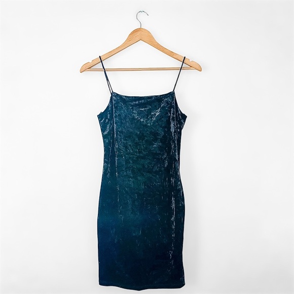 New Elodie Elegant Black Crushed Velvet Mini Cocktail Dress in Small - Picture 13 of 13